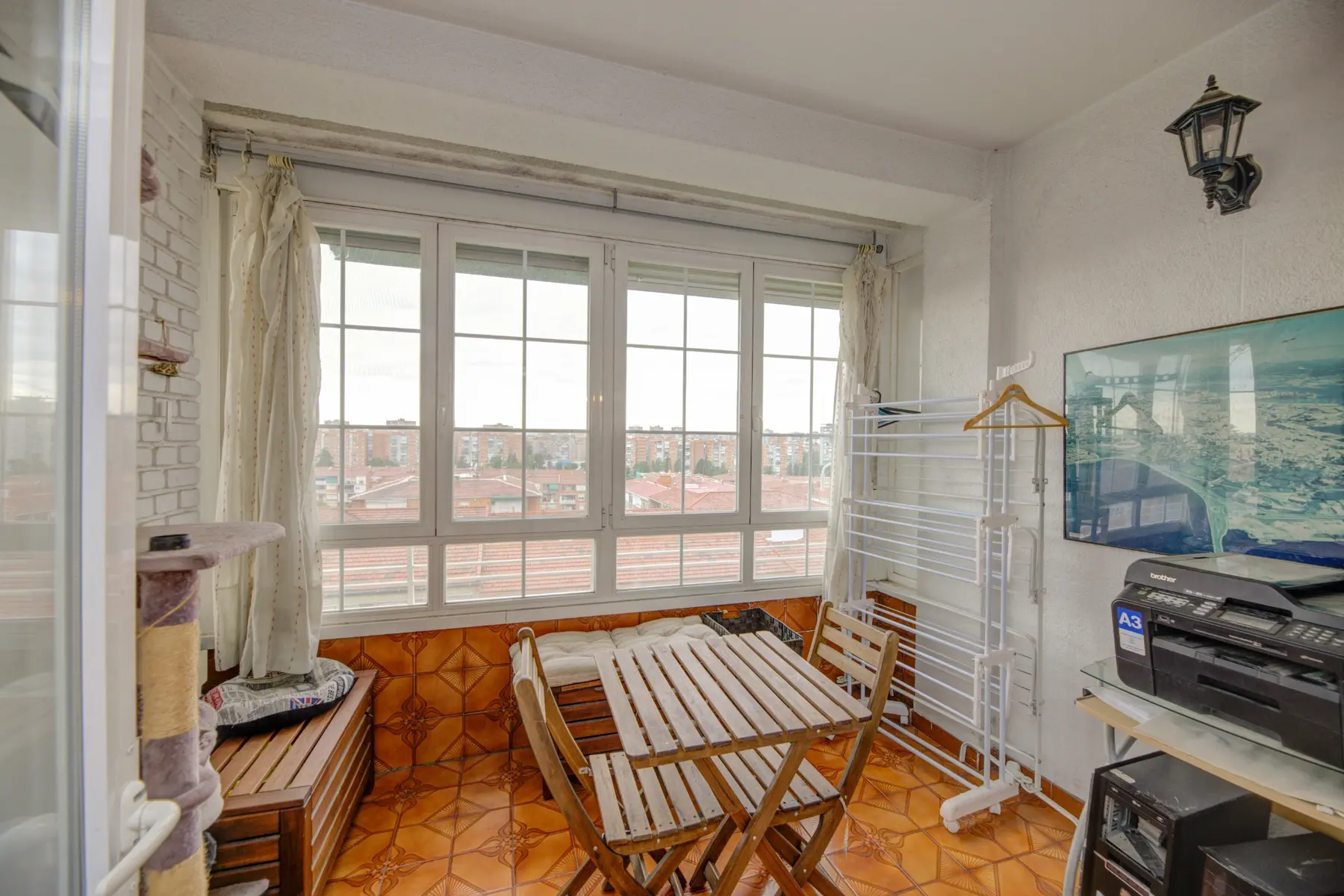 Terraza acristalada de la vivienda vendida en Aluche